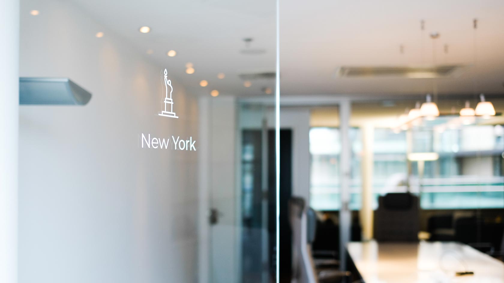 Signage with the liberty statue to identify the meeting room called New York.